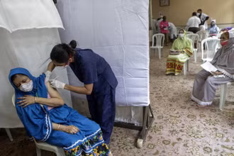 Trung tâm tiêm chủng ngừa Covid-19, tại TP Mumbai, Ấn Độ. (Ảnh: AP)