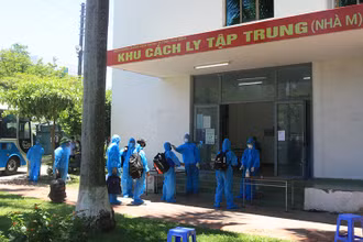 Kiểm tra thân nhiệt công dân từ Bắc Giang về tỉnh Thái Bình.