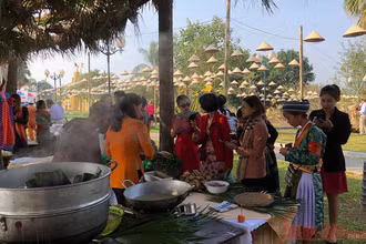 Du khách khám phá ẩm thực Bến Tre tại Làng năm 2019.