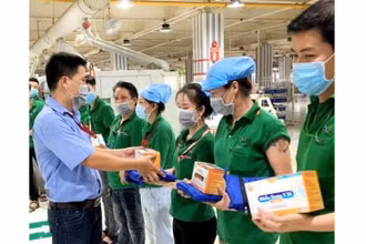 Tặng khẩu trang cho công nhân ở khu công nghiệp Nhơn Trạch.