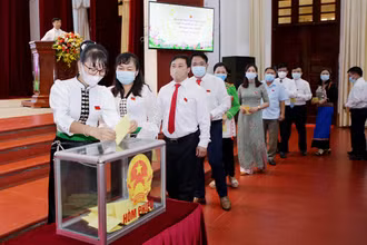 Các đại biểu bỏ phiếu bầu hàng loạt các chức danh lãnh đạo HĐND UBND khóa mới tại kỳ họp.