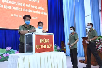 Công an Cà Mau góp tiền ủng hộ quỹ vaccine vào sáng 26/6.