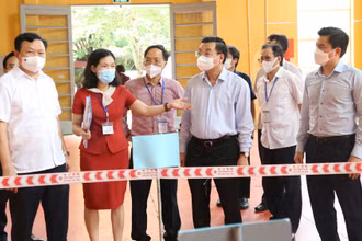 Chủ tịch Ủy ban Nhân dân thành phố Hà Nội Chu Ngọc Anh kiểm tra tại Hội đồng thi Trường tiểu học Thái Thịnh, quận Đống Đa. Ảnh: Hà Nội Mới