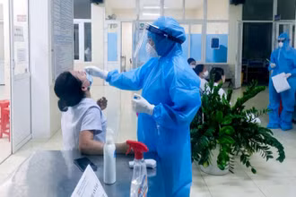 Cán bộ CDC Nghệ An lấy mẫu xét nghiệm cán bộ y tế phường Hà Huy Tập. Ảnh: THÀNH CHÂU
