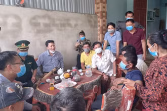 Hàng xóm cùng chung vui với ngư dân được cứu nạn thành công, đoàn tụ cùng gia đình.