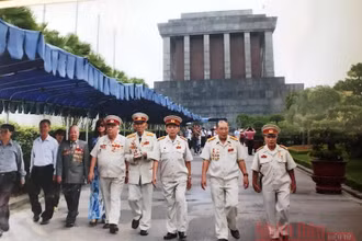 Anh hùng Lực lượng vũ trang nhân dân Việt Nam Kostas Sarantidis Nguyễn Văn Lập (thứ 5, từ phải) cùng đồng đội viếng lăng Bác Hồ. 