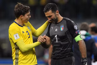 Buffon và giọt nước mắt khi vụt mất tấm vé dự World Cup 2018. (Ảnh: Goal)