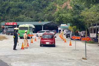 Lực lượng chức năng hướng dẫn phương tiện khai báo y tế tại chốt phòng, chống dịch trên quốc lộ 20, địa bàn huyện Đạ Huoai, tỉnh Lâm Đồng.