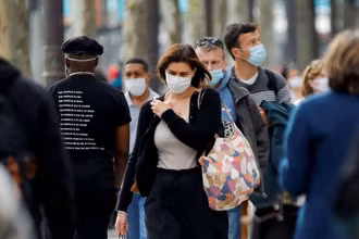 Người dân đeo khẩu trang đi bộ trên đại lộ Champs Elysees, ngày 27-5-2021. (Ảnh tư liệu: Reuters)