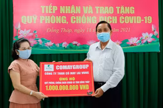 Đại diện doanh nghiệp trao tiền hỗ trợ Quỹ phòng, chống dịch Covid-19 tỉnh Đồng Tháp. (Ảnh: NGUYỆT ÁNH)