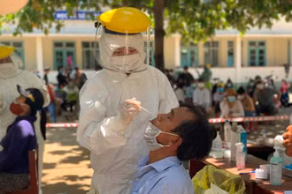 Ngành y tế Quảng Ngãi tăng tốc xét nghiệm cho người dân phường Phổ Thạnh và xã Phổ Châu, vùng dịch tâm dịch Covid-19.