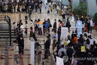 Sân bay quốc tế Gimpo ở phía tây Seoul chật cứng du khách (Ảnh: YONHAP)
