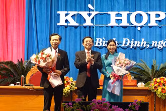 Ông Hồ Quốc Dũng, Ủy viên Ban Chấp hành Trung ương Đảng, Bí thư Tỉnh ủy, Chủ tịch Hội đồng nhân dân tỉnh (đứng giữa) tặng hoa chúc mừng hai Phó Chủ tịch Hội đồng nhân dân tỉnh Bình Định khóa XIII, nhiệm kỳ 2021 – 2026.