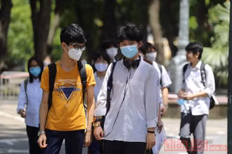 Thí sinh tại kỳ thi tuyển sinh vào lớp 10 Thành phố Hà Nội năm 2021. Ảnh: HÀ NAM
