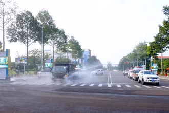 Bình Phước phun khử khuẩn các địa điểm tập trung đông người phòng, chống Covid-19.
