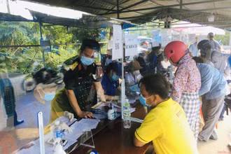 Người dân khai báo y tế tại chốt kiểm tra trên Quốc lộ 1D thuộc địa phận thành phố Quy Nhơn, Bình Định.