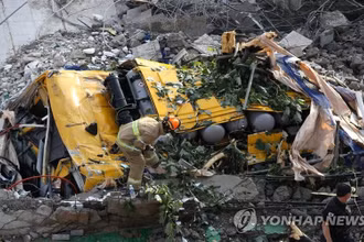 Nhân viên cứu hỏa kiểm tra hiện trường. (Ảnh: Yonhap)