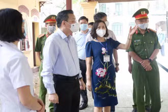 Chủ tịch UBND TP Hà Nội Chu Ngọc Anh kiểm tra công tác phòng chống dịch tại điểm thi vào lớp 10 tại Trường THPT Trần Phú, Hoàn Kiếm.