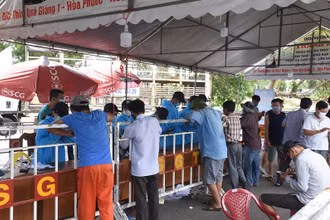 Tại các chốt kiểm soát cửa ngõ, tất cả người dân, phương tiện được phân luồng, hướng dẫn khai báo y tế, đo thân nhiệt, thực hiện tuân thủ 5K trước khi vào thành phố. 
