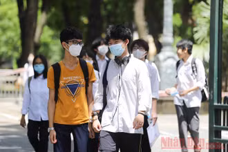 Thí sinh dự thi kỳ thi vào lớp 10 Thành phố Hà Nội năm 2021. Ảnh: HÀ NAM