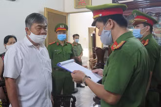 Công an đang khám xét nơi ở và thực hiện lệnh tạm giam ông Nguyễn Chí Hiến, nguyên Phó Chủ tịch Thường trực UBND tỉnh Phú Yên.