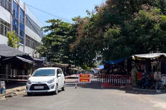Đoạn đường Ngô Quyền vào chợ trung tâm thành phố Tuy Hòa đoạn từ Trần Hưng Đạo đến Lê Lợi đã bị phong tỏa.