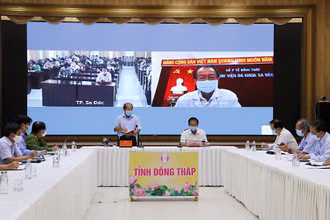 Phó Chủ tịch Ủy ban nhân dân tỉnh Đồng Tháp Đoàn Tấn Bửu chỉ đạo tại cuộc họp khẩn.