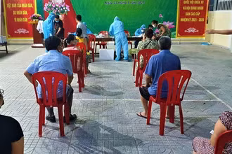 Thành phố Vinh tiến hành lấy mẫu test nhanh toàn thành phố.