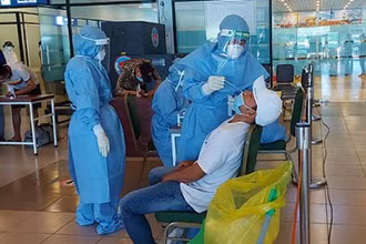 Lấy mẫu xét nghiệm SARS-CoV-2 ngẫu nhiên cho hành khách tại sân bay Đồng Hới