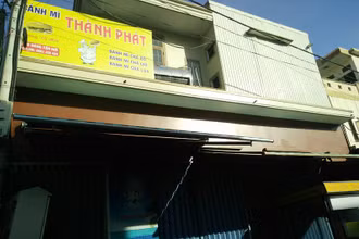 Cơ sở bánh mì Thành Phát bị xử phạt hành chính vì bán thực phẩm không đáp ứng quy định về an toàn thực phẩm gây ngộ độc.