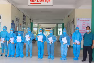 Tám bệnh nhân tại Bệnh viện Phổi Đà Nẵng ra viện sáng 6-6.
