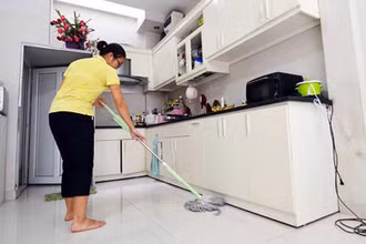 Người lao động giúp việc bị ảnh hưởng nặng nề bởi đại dịch Covid-19. (Ảnh: ILO)