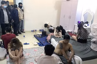Lực lượng chức năng bắt quả tang nhóm thanh niên thuê biệt thự “bay lắc” và sử dụng trái phép chất ma túy giữa mùa dịch.