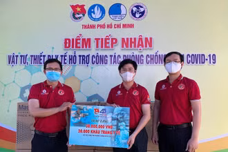 Đoàn thanh niên ngành điện trao tặng kinh phí và khẩu trang ủng hộ cho ngành y tế chống dịch