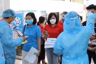 Kiểm tra khai báo y tế, thân nhiệt cho người lao động Dầu khí trước khi bước vào khu vực tiêm chủng