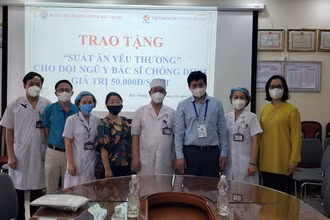 Trao tặng các suất ăn tới các y bác sĩ Bệnh viện Đa khoa tỉnh Bắc Giang.