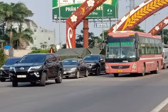 Chốt kiểm dịch Tân Đệ, huyện Vũ Thư, tỉnh Thái Bình tăng cường kiểm tra các xe khách đi qua địa bàn.