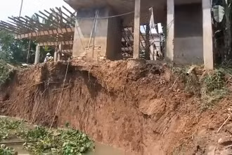 Di dời cấp tốc sáu hộ dân trong vùng sạt lở