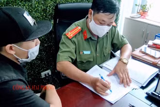 Công an Hải Phòng làm việc với các đối tượng tại văn phòng Công ty trách nhiệm hữu hạn một thành viên ANT Group (Cầu Giấy, Hà Nội).