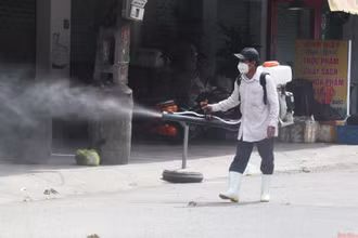 Phun khử trùng khu vực chợ Vinh.