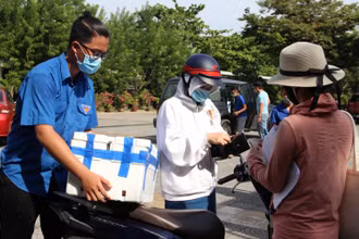 Người dân đến mua vải.