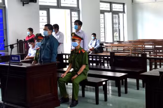 Các bị cáo nghe Hội đồng xét xử tuyên án tại phiên Tòa xét xử vụ án “Tham ô tài sản”, “Thiếu trách nhiệm gây hậu quả nghiêm trọng” xảy ra tại Trung tâm Y tế TP Phan Thiết.