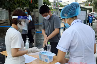 Công tác phòng dịch bệnh được tăng cường tại các điểm thi. Ảnh: DUY LINH