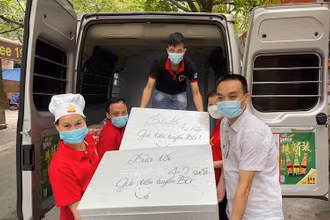 Những suất ăn nghĩa tình gửi vào vùng dịch