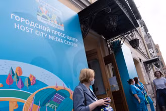 Trung tâm báo chí phục vụ EURO 2020 trên đại lộ Nevsky ở St.Petersburg. (Ảnh: THANH THỂ)