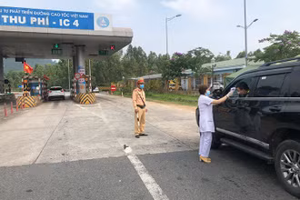 Lực lượng chức năng tại các chốt kiểm soát chặt chẽ người và phương tiện vào tỉnh Vĩnh Phúc.