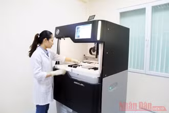Vận hành hệ thống giải trình tự gien thế hệ mới PacBio Sequel.