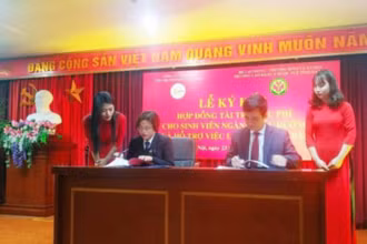 Lãnh đạo hai đơn vị ký kết hợp đồng tài trợ.