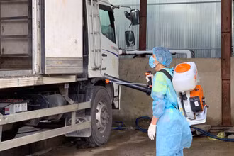 Tiến hành khử khuẩn các địa điểm liên quan hai bệnh nhân Covid-19.