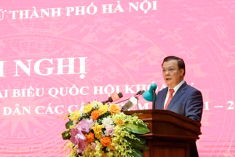 Đồng chí Đinh Tiến Dũng, Ủy viên Bộ Chính trị, Bí thư Thành ủy phát biểu tại hội nghị. 